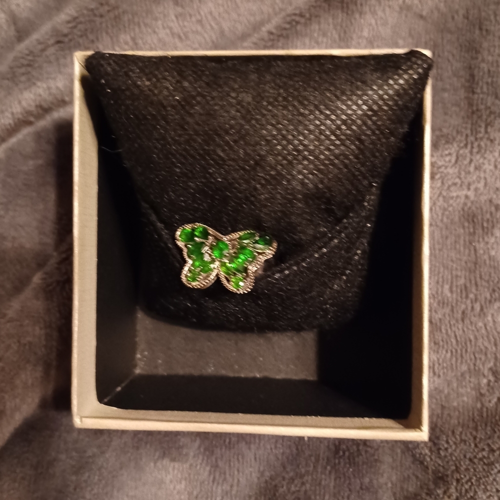 Chrome Diopside Butterfly ring. Size 7. There are 13 stones.